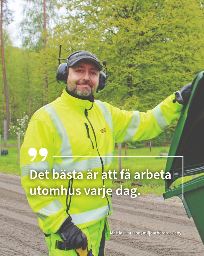 Miljöarbetare i gula kläder tömmer ett kärl
