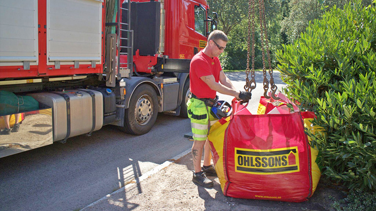 storsäck görs redo för lyft med kranbil
