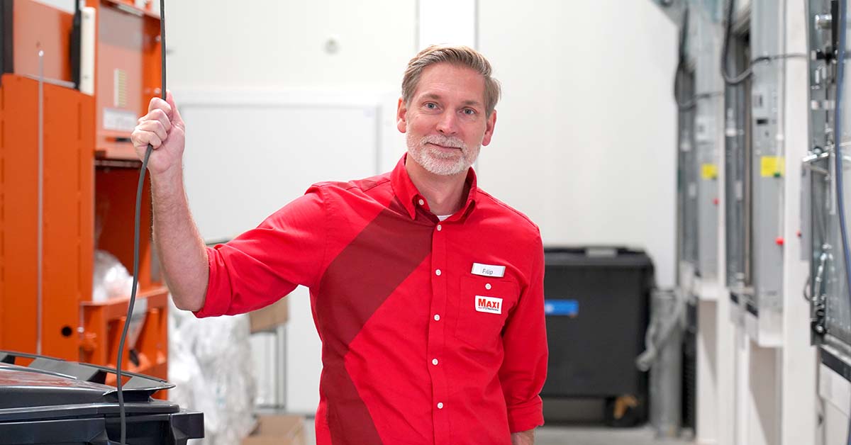 Filip Cronberg, handlare Maxi Ica Stormarknad Landskrona, står i rummet där butiken sorterar sitt avfall