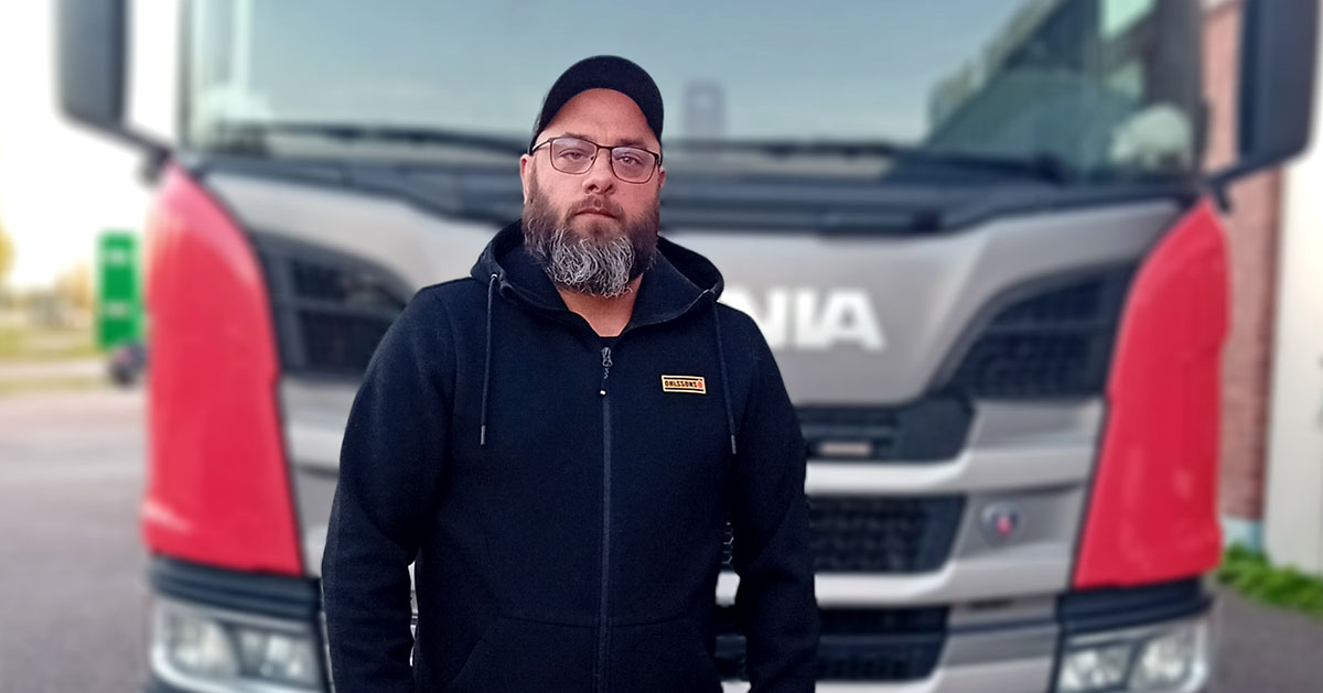 Man framför lastbil